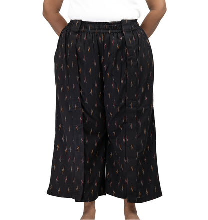 Fully side open pant for women for knee surgery, hip surgery, leg cast in black color. Has pockets
